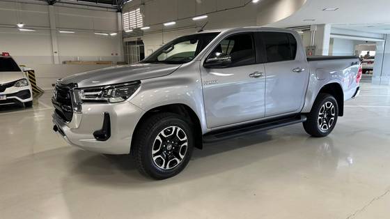 TOYOTA HILUX 2.8 D-4D TURBO DIESEL CD SRV 4X4 AUTOMÁTICO